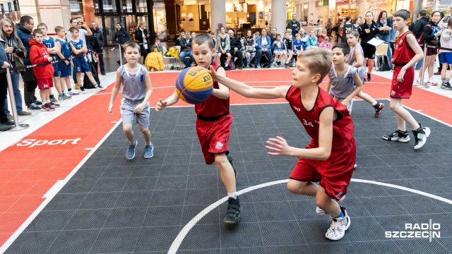 Efektowne wsady i rzuty za trzy punkty w samym środku galerii handlowej - CH Galaxy zaprasza wszystkich fanów koszykówki na turniej, którego tempo znacząco różni się od tego, co można zobaczyć na zawodowych parkietach.
