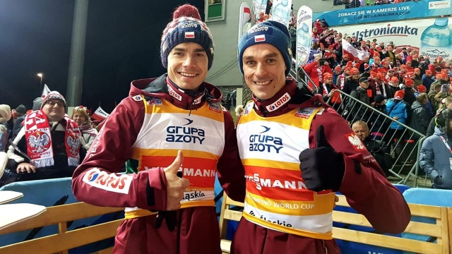 Polacy w składzie: Piotr Żyła (131 i 117 m), Jakub Wolny (123,5 i 119 m), Kamil Stoch (125,5 i 118 m) i Dawid Kubacki (126,5 i 120,5 m) - zajęli 3. miejsce w konkursie drużynowym Pucharu Świata w skokach narciarskich w Wiśle.