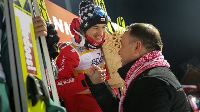 Prezydent Andrzej Duda po zakończonym indywidualnym konkursie skoków narciarskich w Wiśle, wręczył odznaczenia państwowe wybitnym przedstawicielom tej dyscypliny sportu.