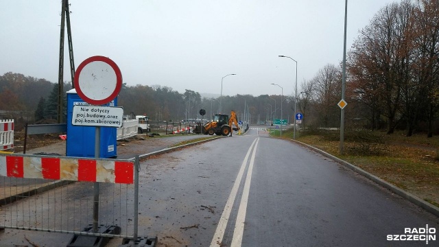 Już w nocy autobusy komunikacji miejskiej omijały odcinek między Wojska Polskiego a skrzyżowaniem z ulicą Jarzyńskiego. Od poranka podobnie jest na dziennej linii 75.