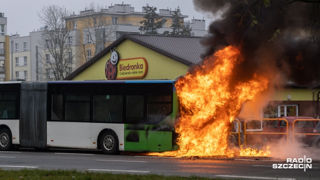 Dwa zastępy straży pożarnej ugasiły pożar autobusu linii 108, który stał między ulicami Hrubieszowską a Sandomierską na szczecińskich Gumieńcach.