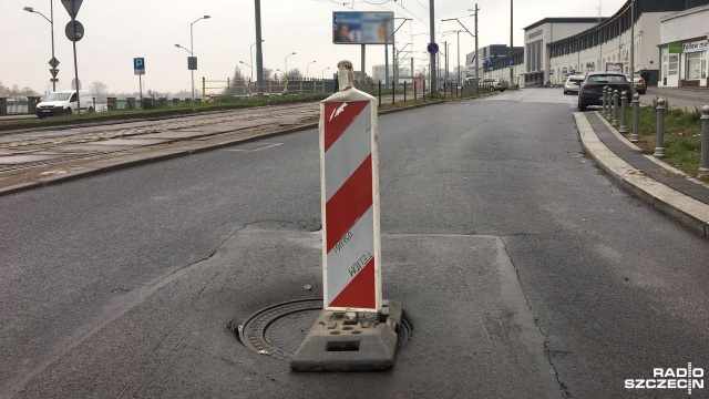 Drogowy słupek ustawiony przy zapadniętej studzience telekomunikacyjnej przy dworcu Szczecin Główny zostanie usunięty - zapewnia spółka Orange Polska.