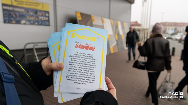 Kilka tysięcy ulotek rozdali związkowcy w Szczecinie i Stargardzie przed sklepami Castorama. To protest w obronie praw pracowników i dziewięciu zwolnionych członków komisji NSZZ Solidarność m.in. z Łodzi czy Słupska.