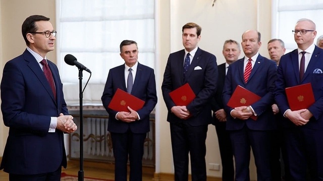 Premier Mateusz Morawiecki wręczając dokumenty powołania nowym wojewodom powiedział, że oczekuje od nich zwiększenia efektywności i zmniejszenia biurokracji.