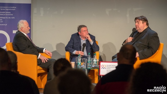 Wątki polityczne i społeczne zdominowały poniedziałkową debatę. - Scena polityczna w Niemczech nie jest tak stabilna jak kiedyś - oceniali publicyści. Pojawił się również wątek niechęci do umieszczania polskich flag w obozach koncentracyjnych położonych na terenie Niemiec.