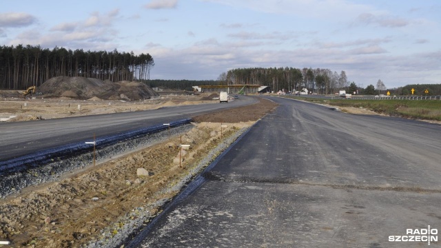 Na północnym odcinku budowanej trasy S3 między Miękowem a Ostromicami jej wykonawca rozpoczyna asfaltowanie nowych odcinków drogi.