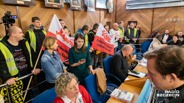 Działacze Solidarności i Solidarności 80 przyszli na sesję Rady Miasta upomnieć się o podwyżki pensji pracowników miejskich spółek, pomocy społecznej czy urzędników podległych prezydentowi miasta.