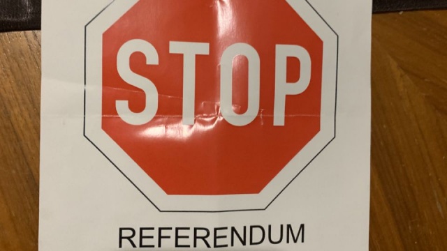 Julita Pilecka kolportuje wśród mieszkańców ulotkę z hasłem Nie idź na referendum. To nie wybory. - Przecież to element demokracji bezpośredniej - odpowiadają inicjatorzy i planują akcję zachęcając do pójścia do urn.