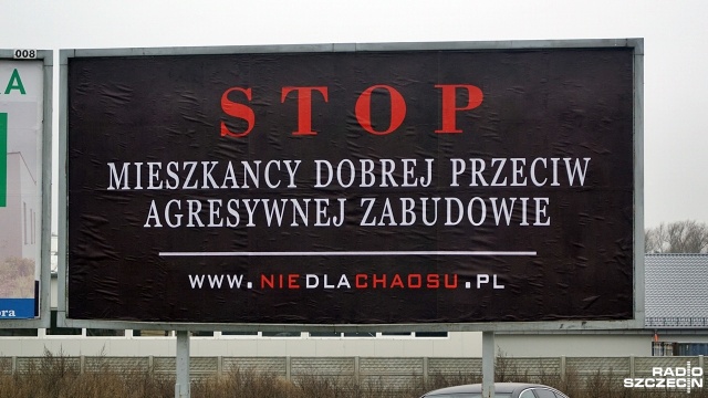 Stop Mieszkańcy Dobrej przeciw agresywnej zabudowie. Billboard o takiej treści pojawił się w centrum podszczecińskiej miejscowości.