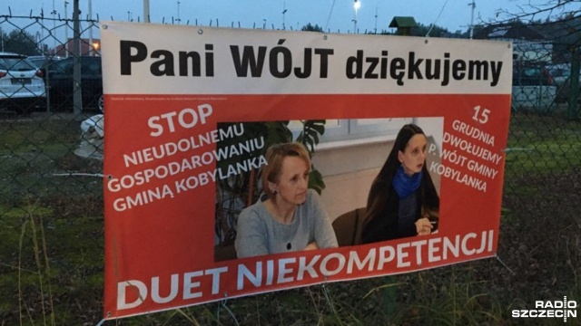 Pani Wójt dziękujemy, Stop nieudolnemu gospodarowaniu gminą - banery z takimi hasłami pojawiły się w Kobylance. To odpowiedź inicjatorów referendum na ulotki wójt Julity Pileckiej, na których widnieje hasło STOP Referendum.