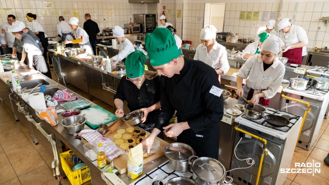 Zielone, białe, z mięsem, z warzywami czy grzybami - w czwartek w Zespole Szkół numer 6 w Szczecinie królowały pierogi.