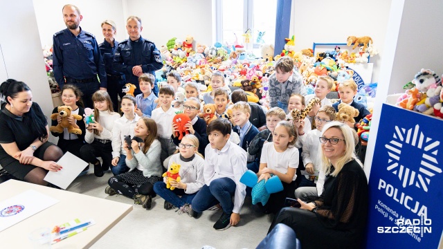 Ponad tysiąc pluszaków wręczyły szczecińskim policjantom dzieci z podstawówki oraz przedszkola numer 51. Funkcjonariusze będą przekazywać maskotki najmłodszym, podczas interwencji związanych z przemocą domową.