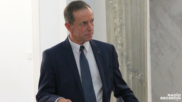 Prawo i Sprawiedliwość pyta o fundację, w której działał Tomasz Grodzki, i jej funkcjonowanie w szpitalu nadzorowanym przez marszałka województwa. Marszałek Olgierd Geblewicz, szef szczecińskiej PO komentuje, że cieszy go irytacja PiS, które nie ma poczucia dumy lokalnej, gdy człowiek ze Szczecina obejmuje trzeci urząd w państwie.