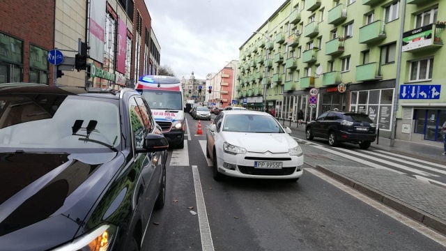 Na ulicy Edmunda Bałuki na przejście dla pieszych na czerwonym świetle wtargnęła kobieta i została potrącona przez samochód.