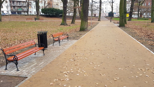 Nowa nawierzchnia, ławki i kosze na śmieci - dobiegł końca remont kolejnych alejek w Parku Żeromskiego w Szczecinie.