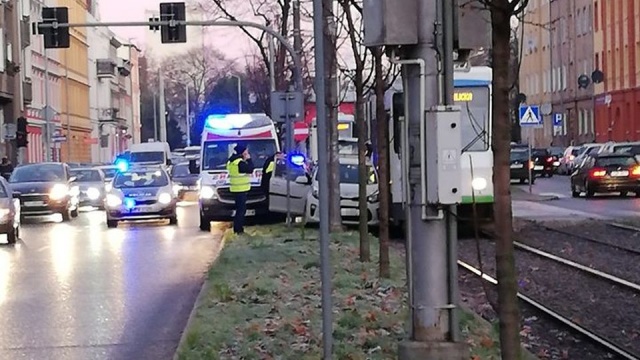 Tramwaj zderzył się z samochodem osobowym na skrzyżowaniu 5 Lipca i Bohaterów Warszawy. Tramwaj stanął w poprzek skrzyżowania.