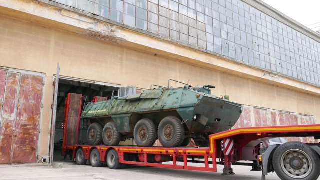 Muzeum Oręża Polskiego w Rogowie ma nowy eksponat. Do nowo powstającego oddziału Lotnictwa i Techniki Wojskowej w dawnym hangarze Luftwaffe trafił transporter opancerzony SKOT.