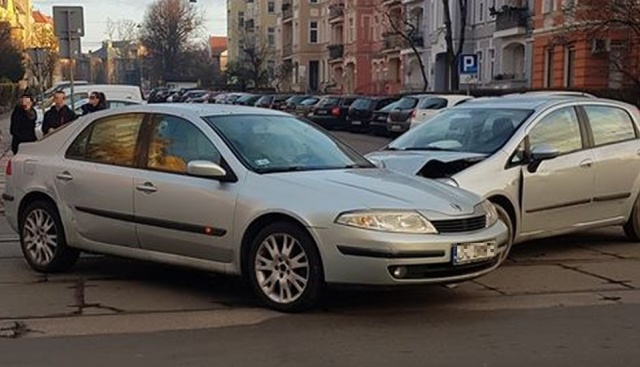 Dwa samochody zderzyły się na skrzyżowaniu ulic Jagiellońskiej i Bolesława Śmiałego. Jedna osoba jest pod opieką ratowników medycznych.