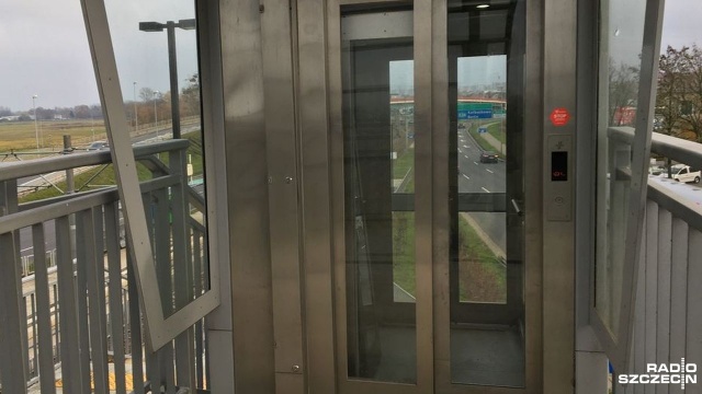 Szyby windowe przy kładce nad ulicą Hangarową w Szczecinie odchylają się od pionu. Magistrat zlecił ekspertyzę, która ma odpowiedzieć na pytanie kto zawinił: projektant czy wykonawca.