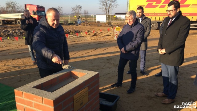 Wmurowaniem aktu erekcyjnego z udziałem arcybiskupa Andrzeja Dzięgi oficjalnie rozpoczęto budowę nowej siedziby Krajowego Ośrodka Wsparcia Rolnictwa w Szczecinie przy ul. Bronowickiej.