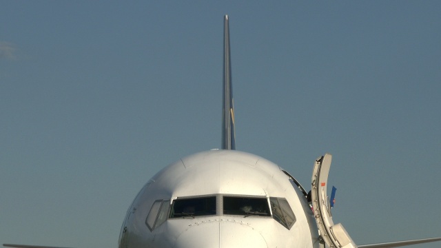 Tanich lotów do Manchesteru i Warszawy nie będzie, przynajmniej w najbliższym czasie - tak podają przedstawiciele Ryanair. Spółka jednocześnie zarezerwowała miejsca na oba połączenia, w które miałoby być włączone lotnisko w Goleniowie.