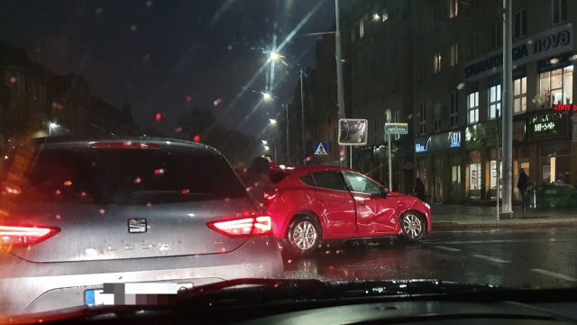 Na ul. Starzyńskiego samochód potrącił dwie osoby, a na ul. Zawadzkiego jedną. Na szczęście życiu poszkodowanych nic nie zagraża.