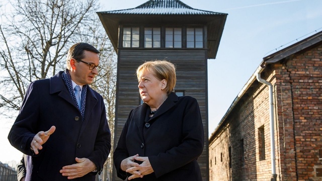 Podczas swej pierwszej wizyty w Auschwitz-Birkenau kanclerz Angela Merkel przypomniała o niemieckiej odpowiedzialności za zbrodnie II wojny światowej.