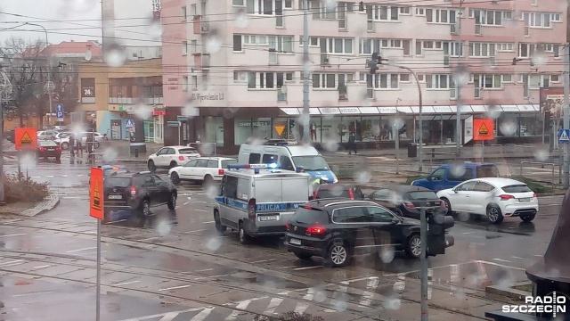 Na placu Żołnierza, przy galerii handlowej Kaskada zderzyły się dwa samochody osobowe.