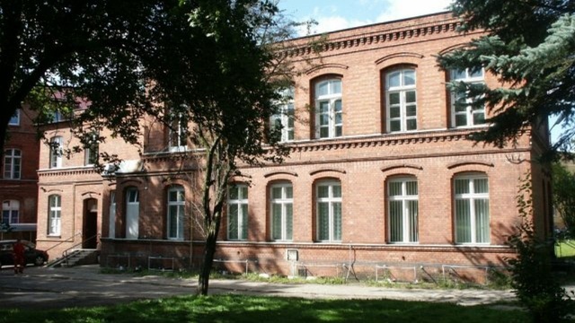 Łapy z dala od szpitala - krzyczeli uczestnicy protestu w Sławnie. Mieszkańcy nie zgadzają się z propozycją władz powiatowych dotyczącą połączenia ich szpitala powiatowego z placówką w Koszalinie.