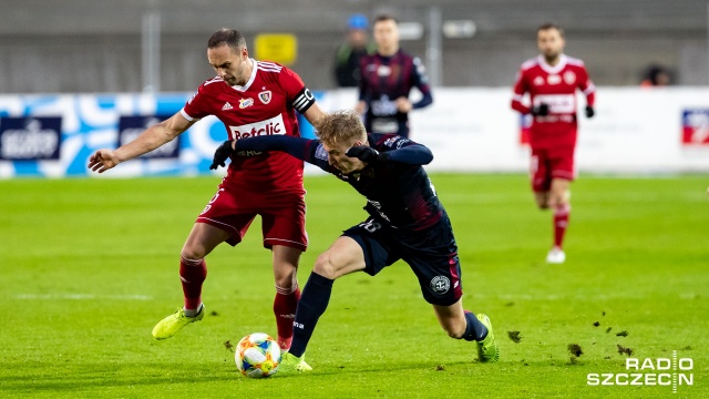 Piłkarze Pogoni ograli w niedzielę mistrza Polski Piasta Gliwice 1:0 w 18. kolejce Ekstraklasy.