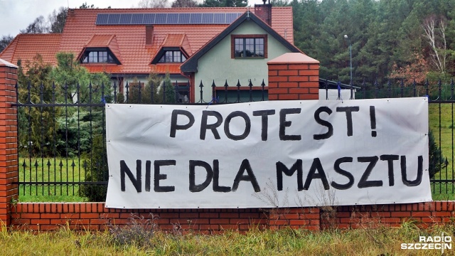 Mieszkańcy trzech miejscowości podszczecińskiej gminy Dobra protestują przeciwko stawianiu w okolicach ich domów masztów telefonii komórkowej.