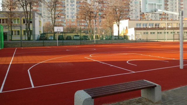 Siłownia pod chmurką, boisko wielofunkcyjne, bieżnia, trybuny czy nowe pracownie - tak zmieniła się stargardzka podstawówka numer 2. Szkoła przeszła remont za ponad sześć milionów złotych.