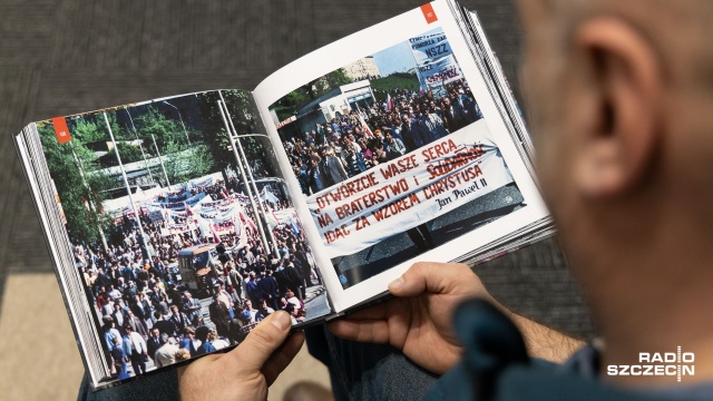 Setki zdjęć pokazujących działalność opozycji antykomunistycznej w Szczecinie w albumie pod tytułem Szczecińskie lata przełomu w obiektywie Jarosława Kaczorowskiego i Pawła Woźniaka.