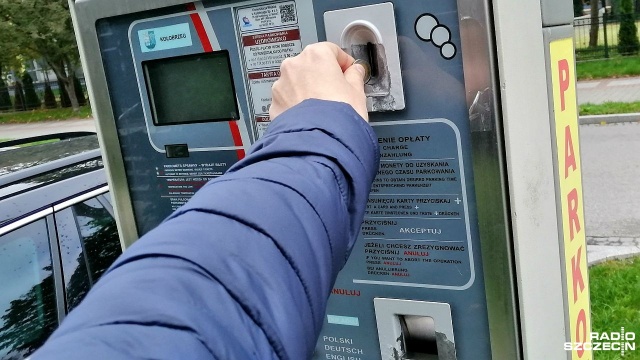 Radni zdecydowali w poniedziałek o zmianach w opłatach za parkowanie. Poza podziałem miasta na dwie strefy, kluczową zmianą jest właśnie podniesienie opłat.