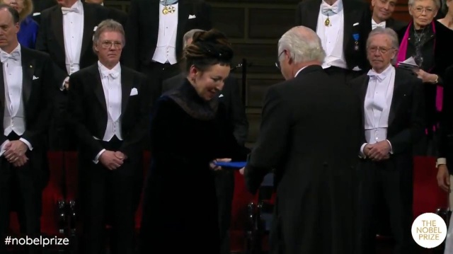 Olga Tokarczuk odebrała literacką Nagrodę Nobla za 2018 rok. Podczas uroczystości w Filharmonii Sztokholmskiej złoty medal i dyplom polskiej pisarce wręczył król Szwecji Karol XVI Gustaw.
