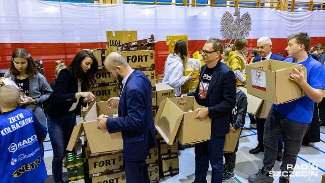 Wielkie pakowanie blisko dwóch tysięcy podarków odbyło się w sali gimnastycznej Szkoły Podstawowej w Przecławiu. To Paczka dla Rodaka i Bohatera na Kresach.