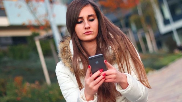 Złodzieje podszywają się pod firmę kurierską, która rzekomo miała dostarczyć paczkę. SMS-em informują o konieczności dopłaty niewielkiej kwoty - w wiadomości znajduje się też link do strony, która ma ułatwić przelew.