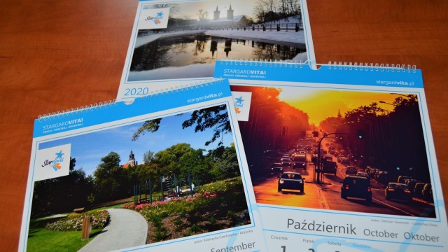 Stargardzianie mogą odebrać kalendarze z fotografiami swojego miasta. Będzie można je dostać w Biurze Obsługi Klienta Urzędu Miejskiego.