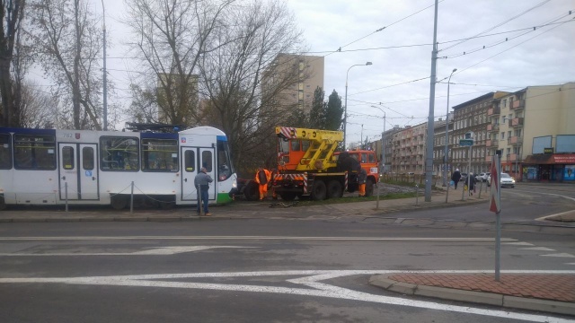 Tramwajowa trójka wykoleiła się przy wjeździe na pętlę Pomorzany. Tramwaje nr 11, 12 i 4 jadą do Pomorzan, a później przez ul. Kolumba do Bramy Portowej i dalej swoja stałą trasą.