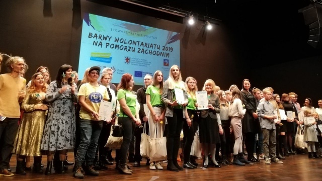 Grupa Szybkiego Reagowania z Młodzieżowego Ośrodka Wychowawczego w Trzebieży oraz wolontariusz Damian Kruczkowski działający na rzecz Zachodniopomorskiej Jednostki Towarzystwa Pomocy Głuchoniewidomym zwyciężyli w tegorocznych Barwach Wolontariatu 2019.