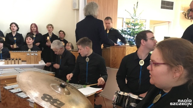 Występ zespołu Gamelan działający przy Stowarzyszeniu Osób z Niepełnosprawnością Intelektualną towarzyszył spotkaniu wigilijnemu, które w środę odbyło się w Międzygminnym Zakładzie Aktywności Zawodowej w Dobrej koło Szczecina.