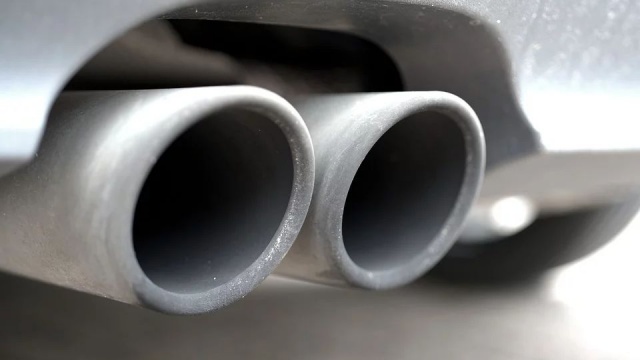 Policjanci sprawdzają w czwartek czy samochody nie produkują zbyt wiele spalin - to Akcja Smog.