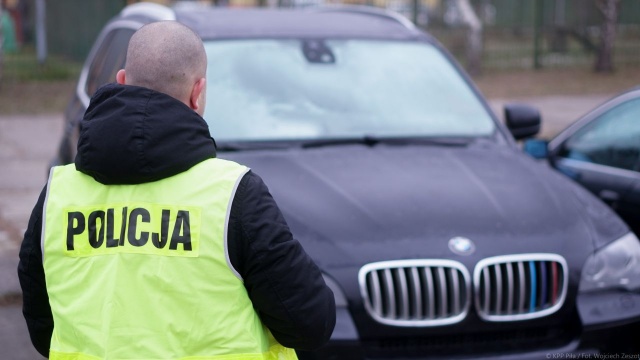 Policjanci z Piły zabezpieczyli majątek warty ponad ćwierć miliona złotych. Jak podejrzewają śledczy zgromadził go - z pieniędzy za handel narkotykami - 24-letni mężczyzna. Inwestował w nieruchomości i samochody.