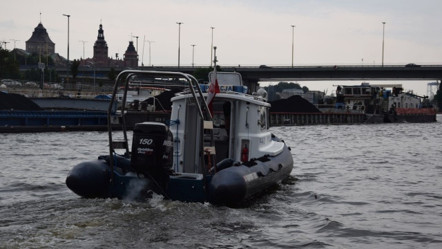 Dwóch kłusowników zatrzymali policjanci z referatu wodnego. Mężczyźni, wbrew zakazowi rozstawiali sieci na torze wodnym w rejonie Mostu Brdowskiego.
