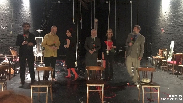 Polsko-rosyjska premiera w Teatrze Kana w Szczecinie. Najnowszy spektakl to Sit down tragedy albo szesnaście dotyków śmierci - spektakl obrotowy. W przedstawieniu występują aktorzy Kany i Teatru Akhe z Petersburga.