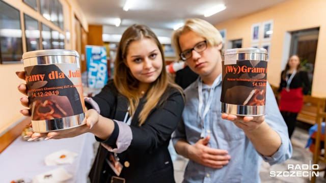 Julia ma 18 lat, jest uczennicą LO nr 6 w Szczecinie. Jak mówią przyjaciele - zdolna, wrażliwa i utalentowana artystycznie. Jej życie zmieniło się z dnia na dzień, gdy zachorowała na białaczkę.