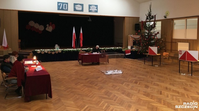 Mieszkańcy Kobyalnki decydują, czy wójt Julita Pilecka powinna dalej sprawować swoją funkcję.