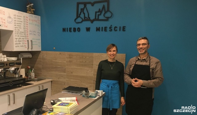W menu kawa i domowe ciasto, a na półce religijna książka - tak jest, od kilku tygodni, w jednej ze szczecińskich księgarnio-kawiarni.