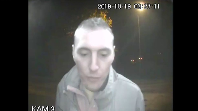Kołobrzeska policja szuka sprawcy zniszczenia jednego z paczkomatów. W październiku mężczyzna rozbił cegłą wyświetlacz umieszczony w maszynie przy ul. Krzywoustego.