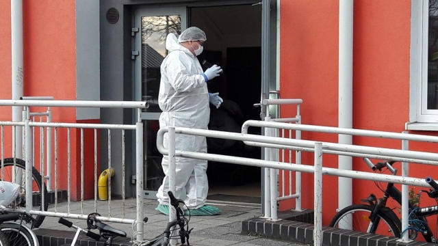 Prokuratura wyjaśnia okoliczności śmierci 16-latka z Kołobrzegu. Młody chłopak zginął pod własnym domem, w klatce schodowej budynku przy ulicy Rybackiej w Kołobrzegu.